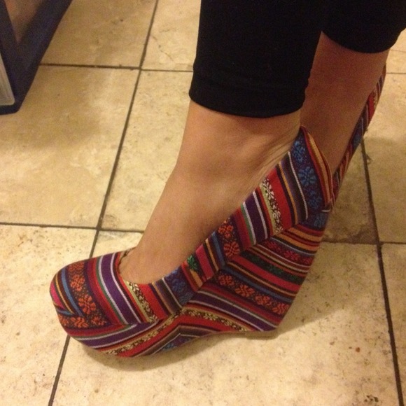❌SOLD❌patterned wedges - Picture 3 of 3