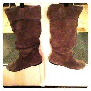 BOOTS - Suede flat slouch boots.