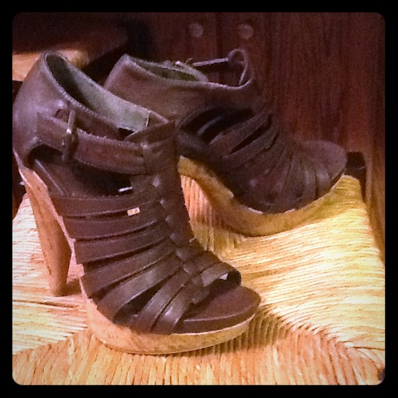 Brown pumps - Picture 1 of 3