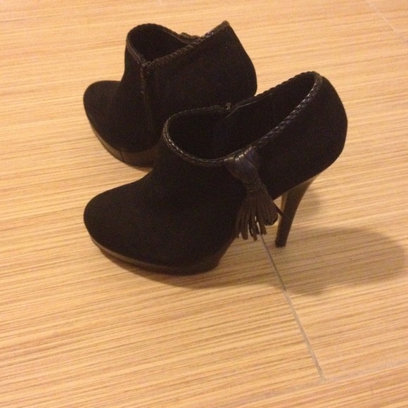 Minnelli black heels with leather tassles and trim