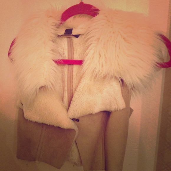 Cute Cropped Armani Exchange Fur Vest!