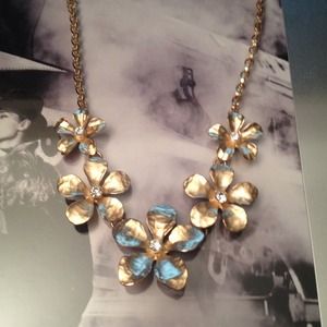 Flowery necklace.