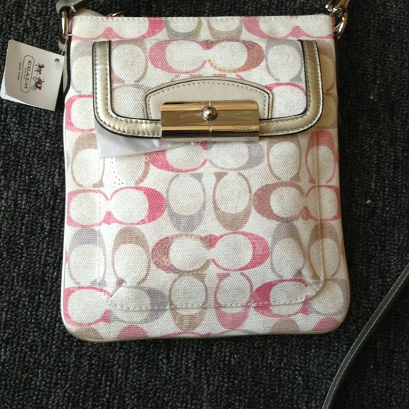 🚨SOLD🚨 Used AUTHENTIC Coach Swingpack - Picture 2 of 4