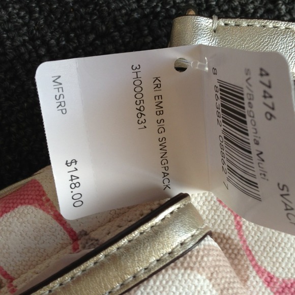 🚨SOLD🚨 Used AUTHENTIC Coach Swingpack - Picture 4 of 4