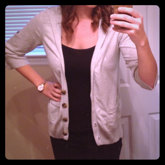 American Eagle gray knit sweater.