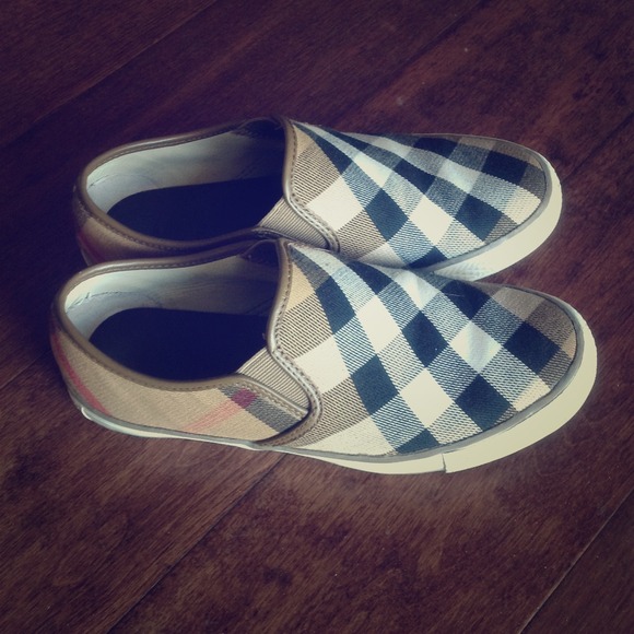 💢SOLD💢Burberry slip on shoes