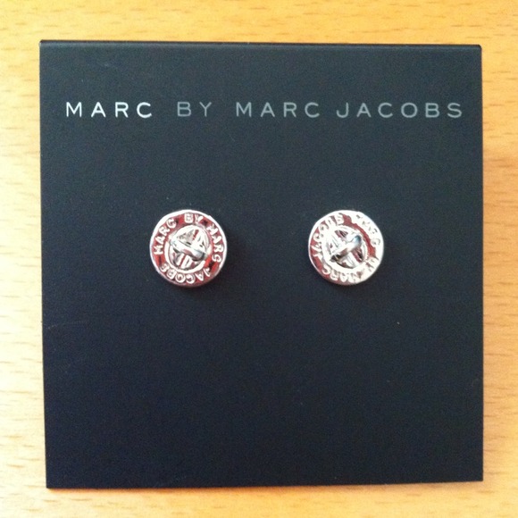 Marc by Marc Jacobs Turnlock Studs in Argento