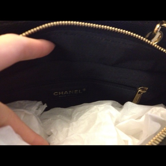 *SOLD* Authentic CHANEL Quilted Caviar Bag - Picture 3 of 3
