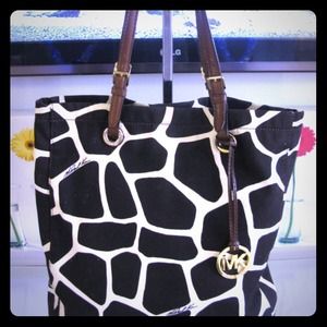 Michael kors tote purse..Not trading just selling!