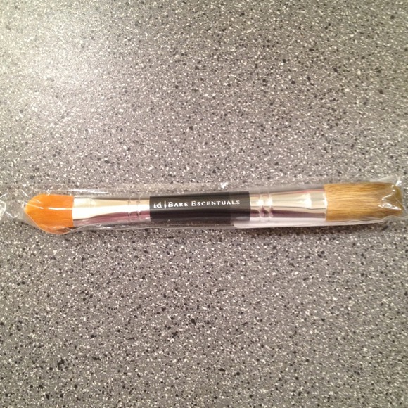 SOLD - NIP Bare Minerals perfect blending brush