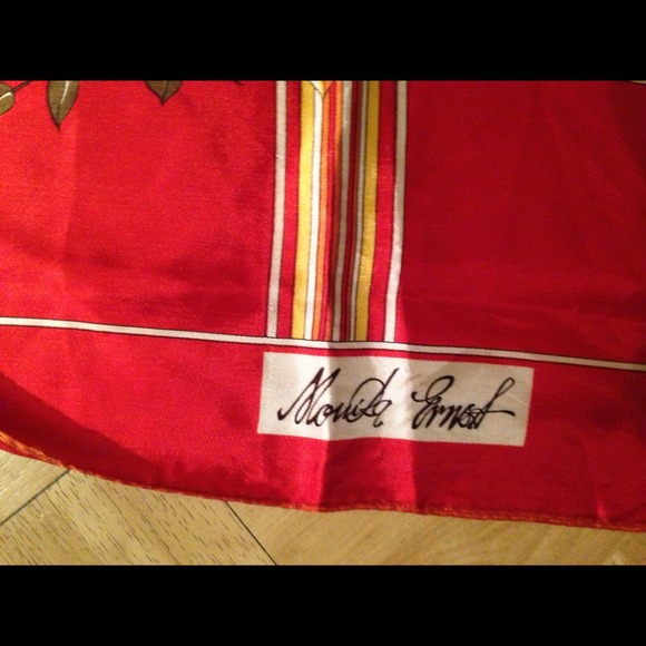 Red scarf - Picture 2 of 4