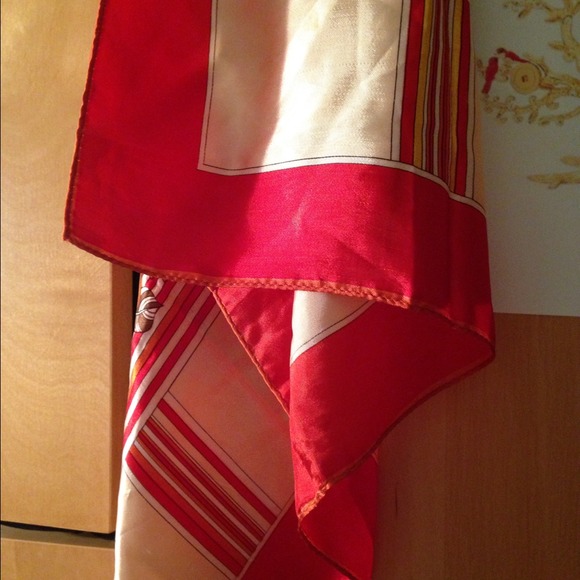 Red scarf - Picture 3 of 4