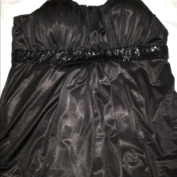 Black strapless top. Lightly padded Sz L