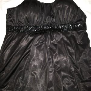 Black strapless top. Lightly padded Sz L