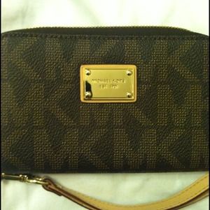 Michael Kors Essential Zip Wallet