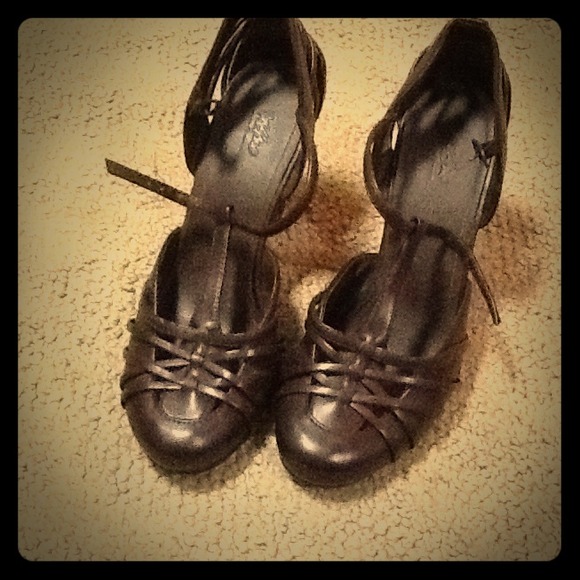 T-strap wedges
