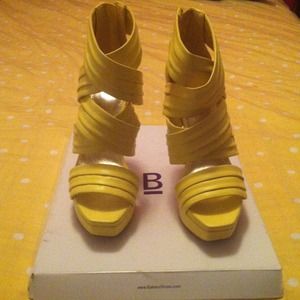 👹👹Sold👹👹Eye catching yellow shoes from Bakers.