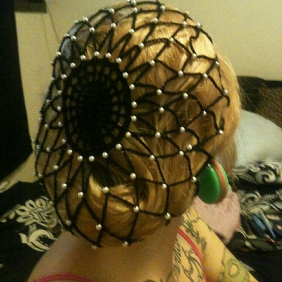 Princess Style Bonnet - Picture 2 of 2