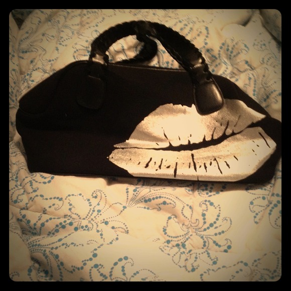 **reduced**Victoria secret lips purse