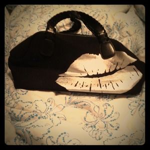 **reduced**Victoria secret lips purse