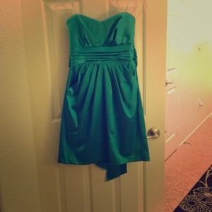 Green semi-formal dress. Size 9. Exc condition.