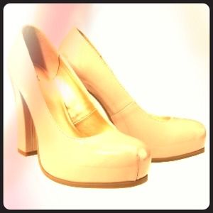 Tan Pumps, Estée Lauder brushes, belt