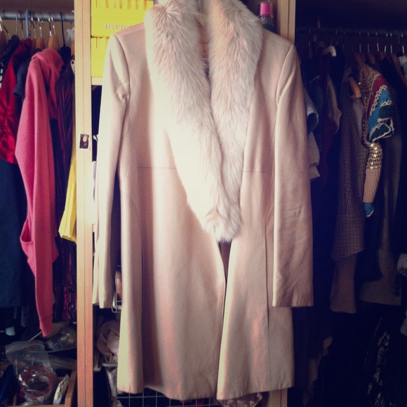 J.PERCY GENUINE LEATHER COAT w/FUR COLLAR.