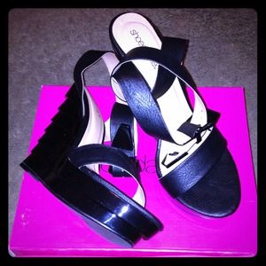 RESERVED Size 9.5 wedges black