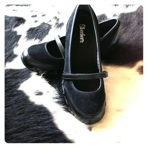 📌📌SOLD📌📌Sketchers slip on shoes