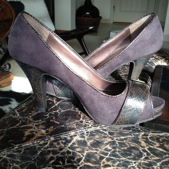 Brown buckle heels - Picture 2 of 4