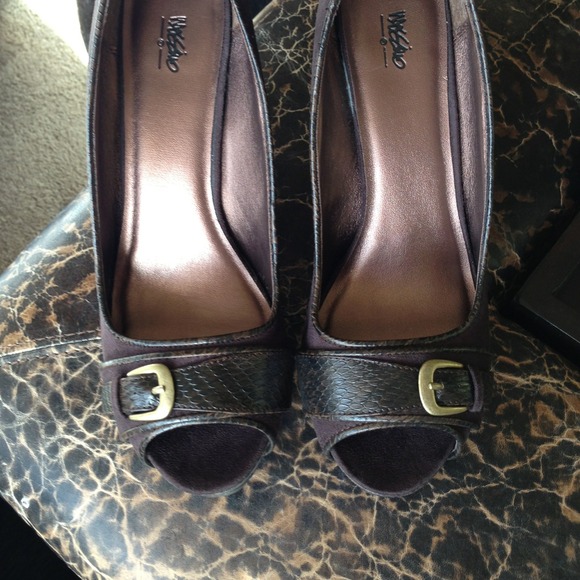 Brown buckle heels - Picture 3 of 4