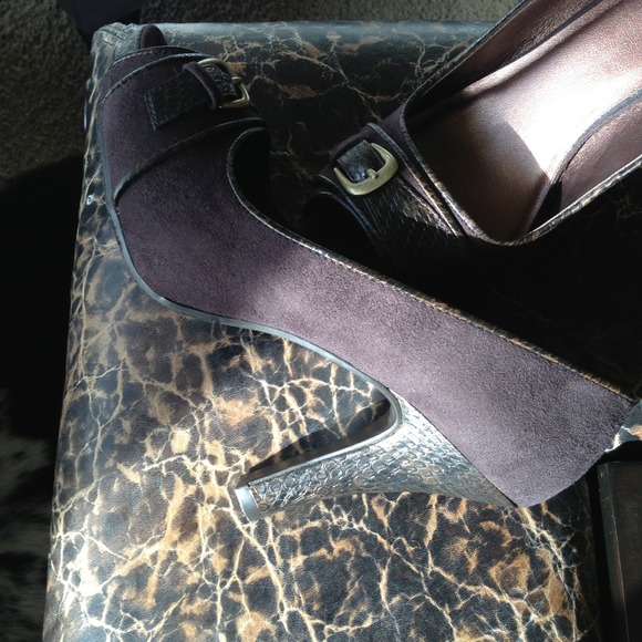 Brown buckle heels - Picture 4 of 4