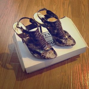 NEW Steve Madden snake skin pattern heels sz 8.5