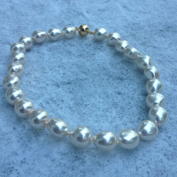 Chunky Faux pearl necklace w/magnetic closure.