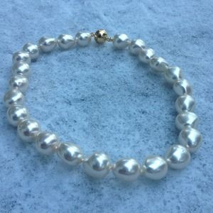 Chunky Faux pearl necklace w/magnetic closure.