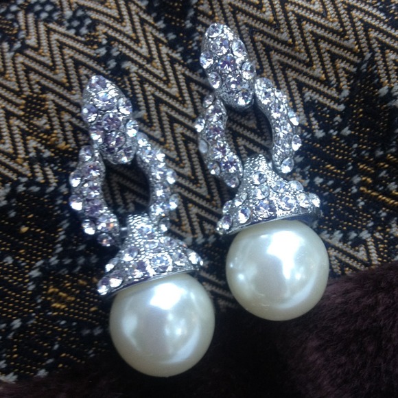 Fabulous chunky faux pearl w/crystal earrings