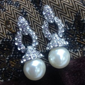 Fabulous chunky faux pearl w/crystal earrings