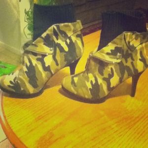 Available !!! Cute army boots! ^_^