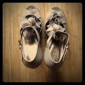 NWOT ALDO Floral T-Straps Size 41 in Nude