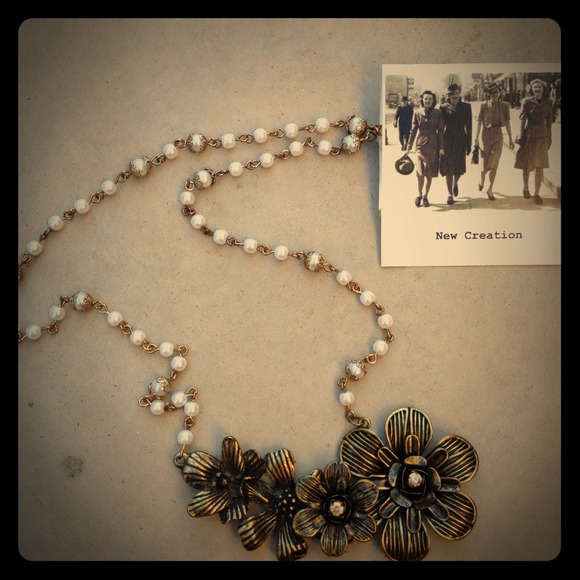 SOLD in bundle!!!!Flower Necklace