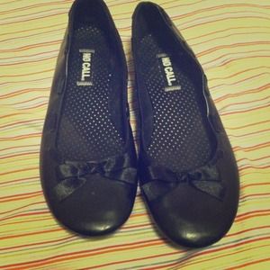 Black ballet flats