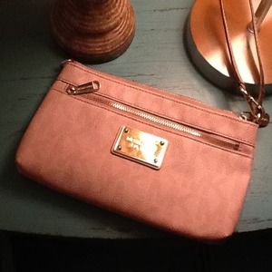 **RESERVED!!!!!! Micheal Kors Wristlet!!!