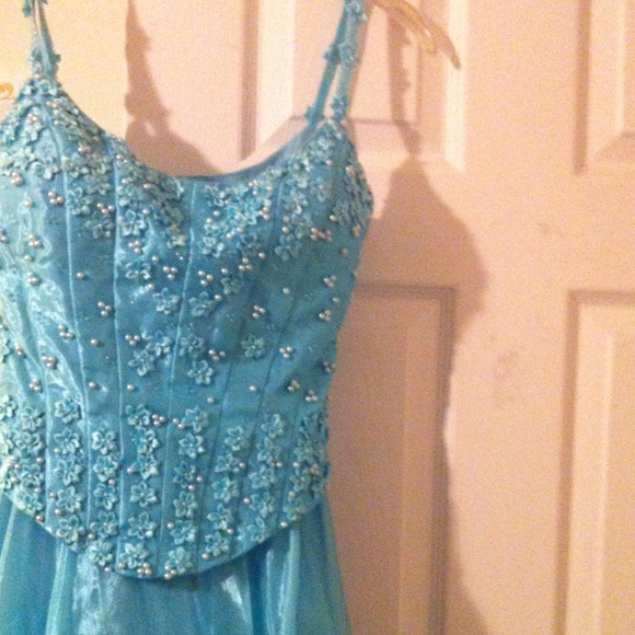 Aqua colored gown - Picture 3 of 4
