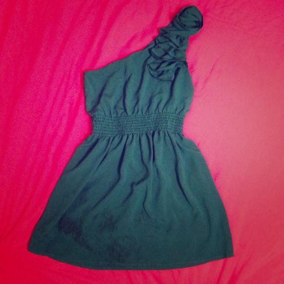⬇💲REDUCED! 😍😉Hunter Green one shoulder Dress