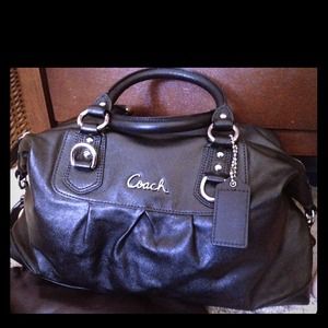 Like new Coach Ashley leather satchel!!