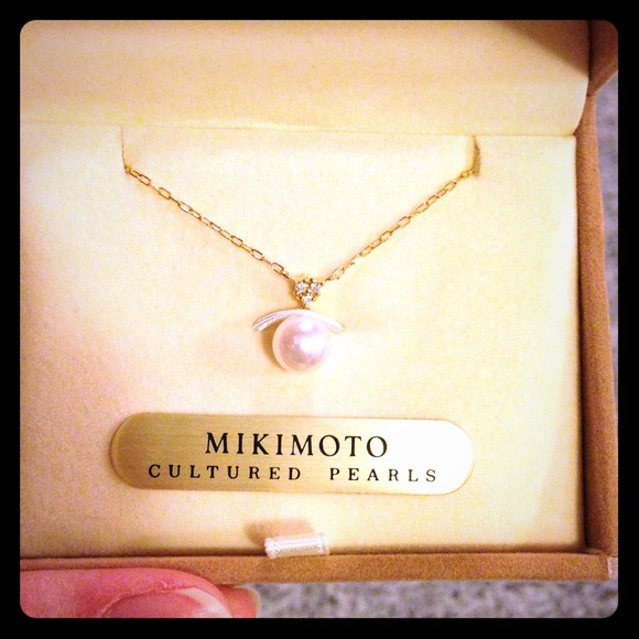 *SOLD* 18k Mikimoto Single Pearl Necklace