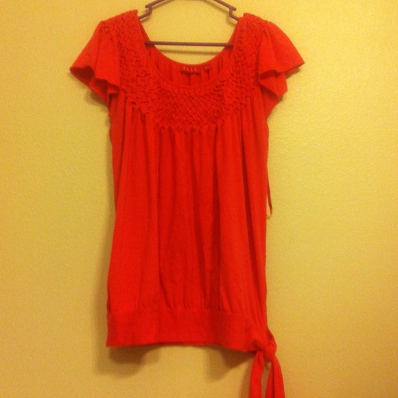 Elle large. Like new. Heavy T with woven neckline