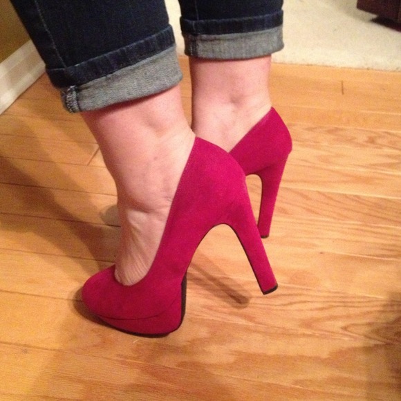 Shoes - Fuschia pumps