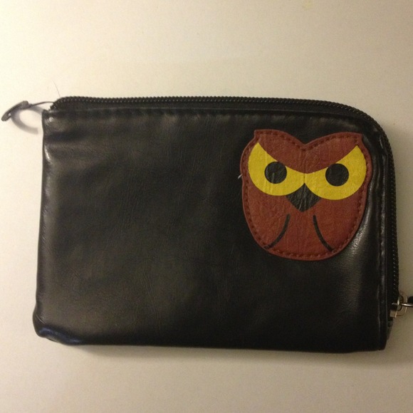 Cute wallet! Change section and room for 5 cc's.