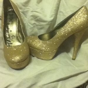 🌺Reserved🌺for racegirl77 Gold heels